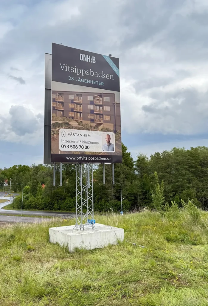 En storformatsskylt som visar lägenheter